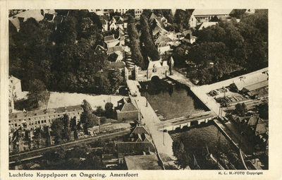 11590 Luchtfoto van de Koppelpoort met omgeving te Amersfoort uit het noordwesten.